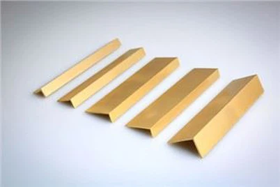 Acabamento de canto em latão para parede